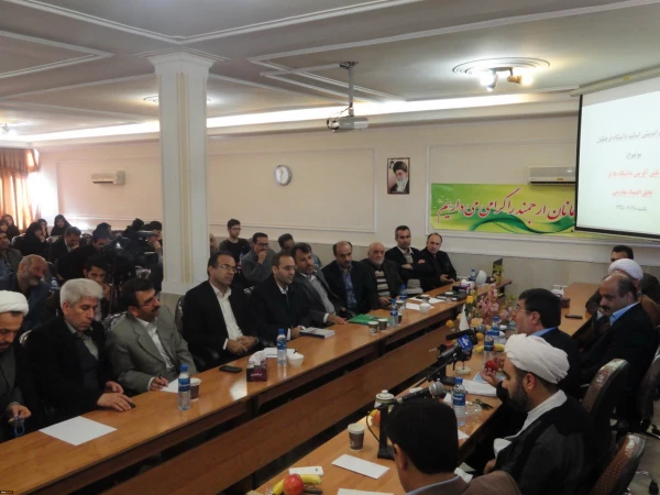 با حضور استاندار قزوین و هیات همراه برگزار شد:
جلسه هم اندیشی اساتید دانشگاه فرهنگیان قزوین 4
