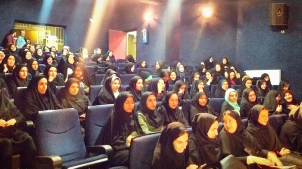 حضور دانشجو معلمان پردیس بنت الهدی صدر قزوین در سالن تئاتر جهت تماشای تئاتر صحنه ای  2