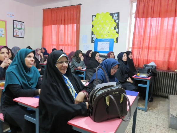 جلسه توانمند سازی آموزگاران مقطع ابتدایی دوره اول درس ریاضیات مدارس وابسته به دانشگاه فرهنگیان استان قزوین 4