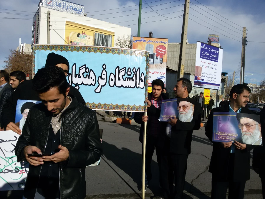 شرکت کارکنان ودانشجویان دانشگاه فرهنگیان استان قزوین درراهپیمایی محکومیت آشوبگران درقزوین 3