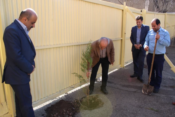شرکت سرپرست ،اساتیدوکارکنان دانشگاه فرهنگیان استان قزوین درآیین درختکاری 10