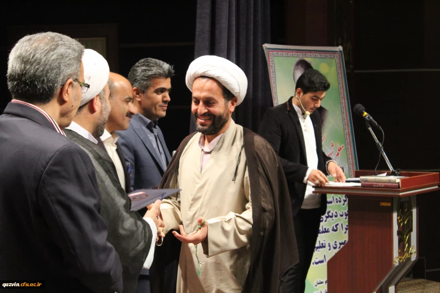 برگزاری مراسم بزرگداشت مقام معلم دردانشگاه فرهنگیان استان قزوین 7