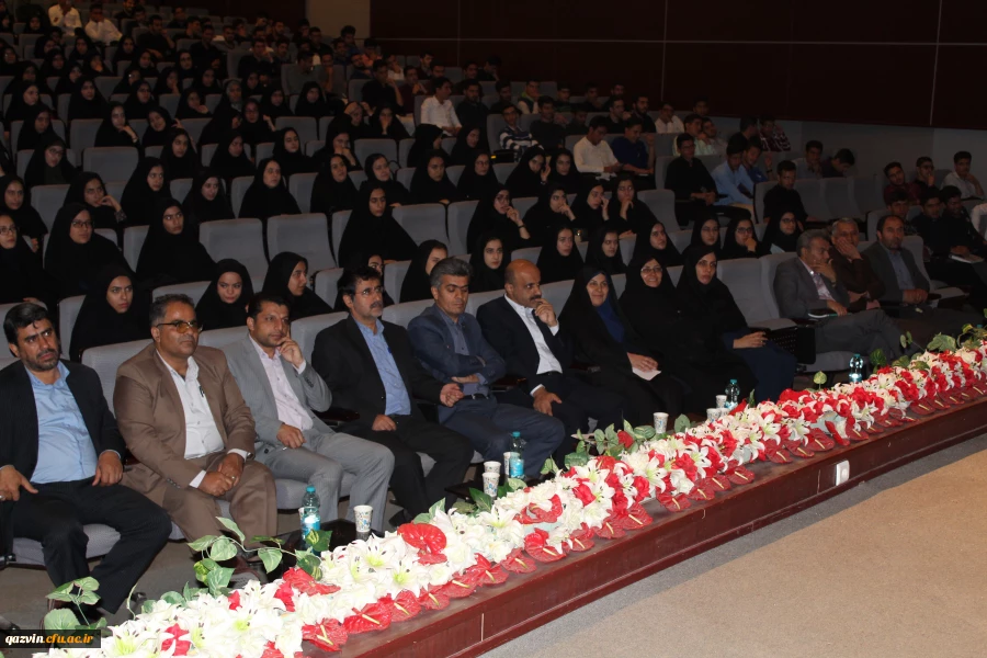 خانم قدیمی دانشجومعلم جدیدالوروداستان قزوین درآیین استقبال"صحبت های خانم دکتر علی نژاد به یکماه دغدغه من جهت انتخاب شغل معلمی پایان داد." 3