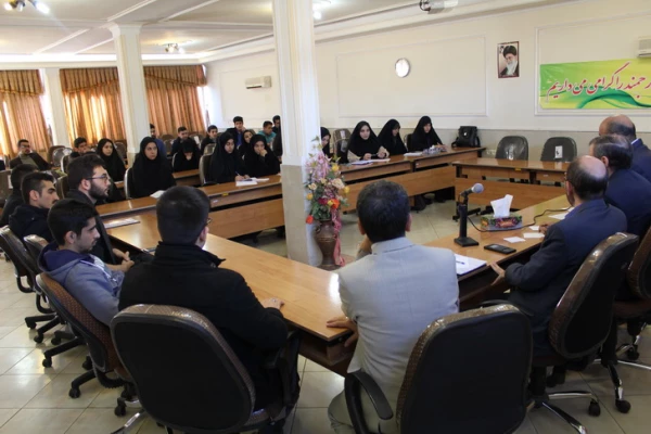 نشست صمیمی دکتررضایی رئیس گروه مطالعات فرهنگی دانشگاه فرهنگیان بامسئولین کانونها وتشکل های دانشجویی دانشگاه فرهنگیان استان قزوین 8