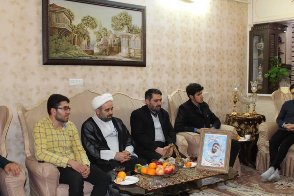 حضور مسئولین ودانشجویان دانشگاه فرهنگیان استان قزوین دربیت شهید مجیدقنبری 2