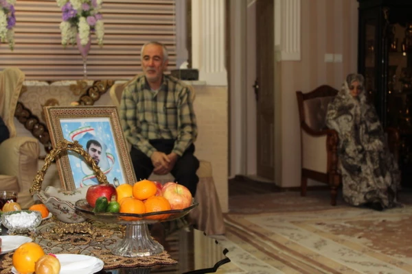 حضور مسئولین ودانشجویان دانشگاه فرهنگیان استان قزوین دربیت شهید مجیدقنبری 4