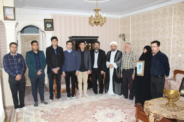 حضور مسئولین ودانشجویان دانشگاه فرهنگیان استان قزوین دربیت شهید مجیدقنبری 7