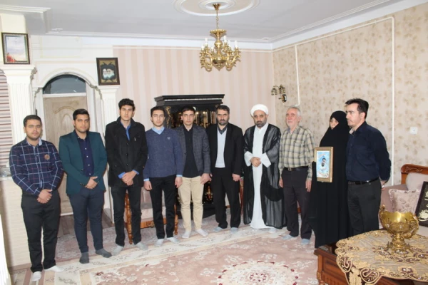 حضور مسئولین ودانشجویان دانشگاه فرهنگیان استان قزوین دربیت شهید مجیدقنبری 8