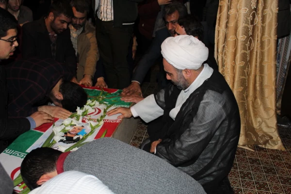 استقبال ووداع باشکوه وعاشقانه اساتید کارکنان ودانشجویان دانشگاه فرهنگیان استان قزوین با سردارشهید مدافع حرم حمیدمحمدرضایی 10