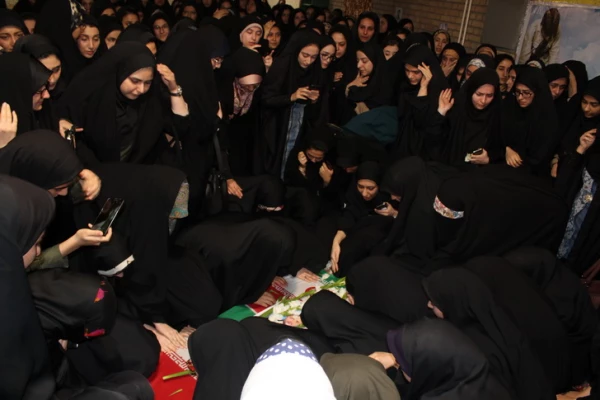 استقبال ووداع باشکوه وعاشقانه اساتید کارکنان ودانشجویان دانشگاه فرهنگیان استان قزوین با سردارشهید مدافع حرم حمیدمحمدرضایی 12