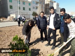 غرس نهال توسط دانشجویان پردیس شهیدرجایی قزوین به مناسبت روز درختکاری 2