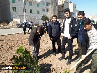 غرس نهال توسط دانشجویان پردیس شهیدرجایی قزوین به مناسبت روز درختکاری