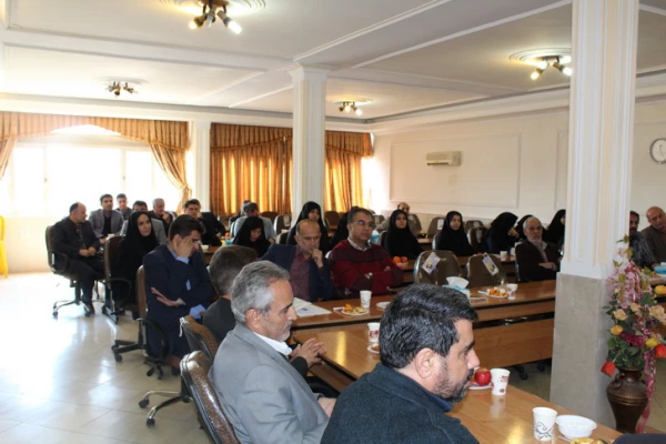 برگزاری جلسه شورای اداری دانشگاه فرهنگیان قزوین وتجلیل ازسه همکاربازنشسته درپایان اسفندماه جاری 7