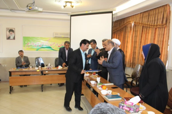 برگزاری جلسه شورای اداری دانشگاه فرهنگیان قزوین وتجلیل ازسه همکاربازنشسته درپایان اسفندماه جاری 11