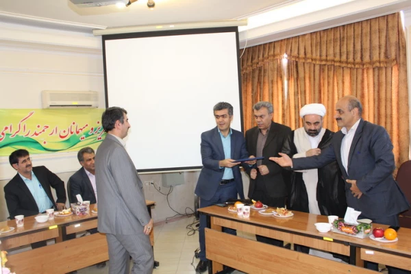 برگزاری جلسه شورای اداری دانشگاه فرهنگیان قزوین وتجلیل ازسه همکاربازنشسته درپایان اسفندماه جاری 12