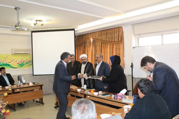 برگزاری جلسه شورای اداری دانشگاه فرهنگیان قزوین وتجلیل ازسه همکاربازنشسته درپایان اسفندماه جاری 13