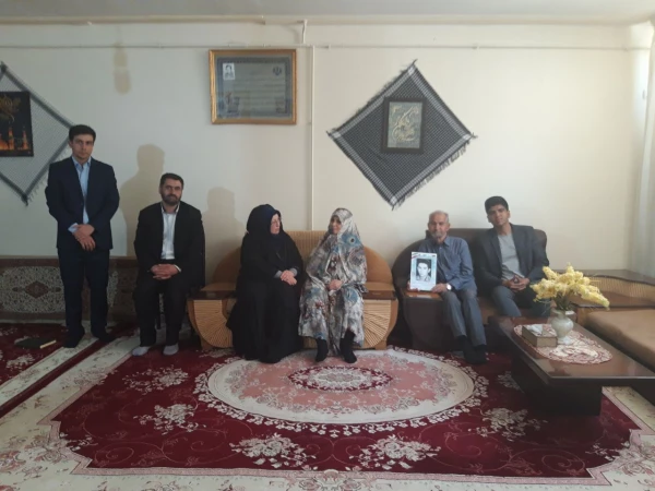 دیدارسرپرست دانشگاه فرهنگیان استان قزوین با خانواده دانش آموز شهید احمدعبداللهی 2