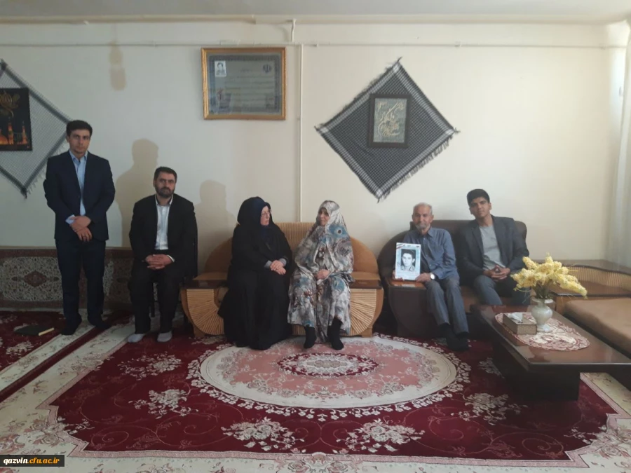 دیدارسرپرست دانشگاه فرهنگیان استان قزوین با خانواده دانش آموز شهید احمدعبداللهی 2