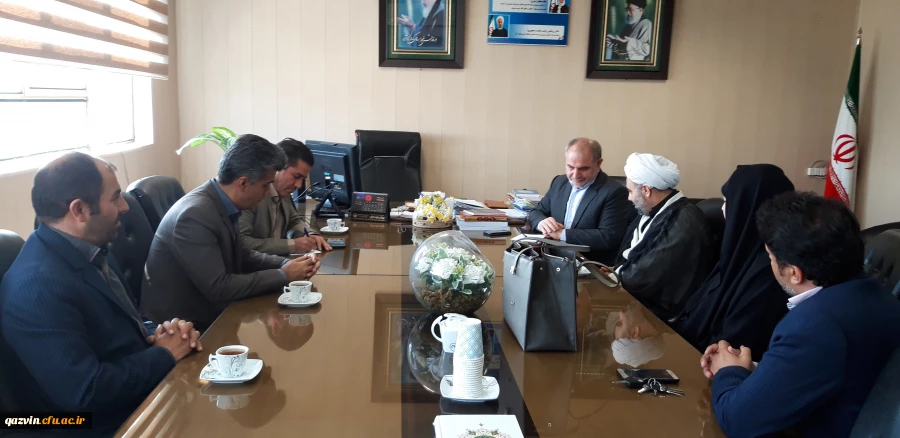 دکتر حمیدرضا مشهدی سرپرست جدید مدیریت امور پردیس های دانشگاه فرهنگیان استان قزوین به همراه هیئت رئیسه  دانشگاه  با مدیرکل آموزش وپرورش استان قزوین دیدار وگفتگو کردند. 5
