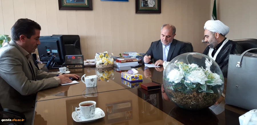 دکتر حمیدرضا مشهدی سرپرست جدید مدیریت امور پردیس های دانشگاه فرهنگیان استان قزوین به همراه هیئت رئیسه  دانشگاه  با مدیرکل آموزش وپرورش استان قزوین دیدار وگفتگو کردند. 7