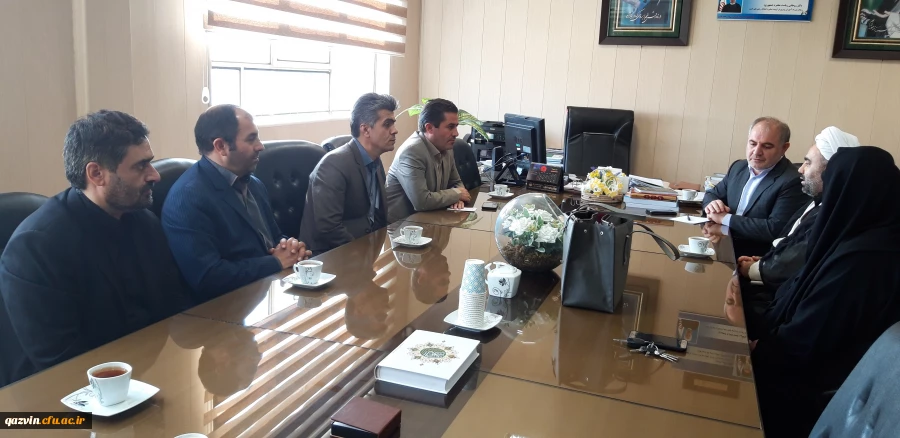 دکتر حمیدرضا مشهدی سرپرست جدید مدیریت امور پردیس های دانشگاه فرهنگیان استان قزوین به همراه هیئت رئیسه  دانشگاه  با مدیرکل آموزش وپرورش استان قزوین دیدار وگفتگو کردند. 8