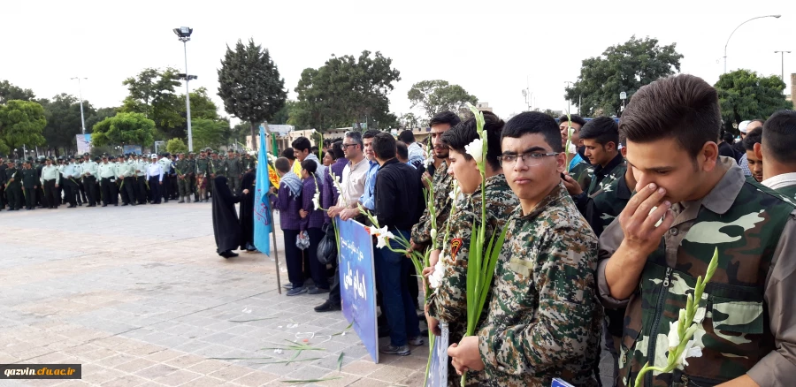 دکتر مشهدی سرپرست مدیریت امور پردیس های استان قزوین به همراه تنی چندازاساتید ،کارکنان ودانشجو معلمان آن دانشگاه درمراسم غبار روبی مزار شهدا به مناسبت هفته دفاع مقدس شرکت کردند. 3