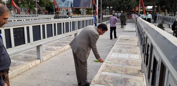 دکتر مشهدی سرپرست مدیریت امور پردیس های استان قزوین به همراه تنی چندازاساتید ،کارکنان ودانشجو معلمان آن دانشگاه درمراسم غبار روبی مزار شهدا به مناسبت هفته دفاع مقدس شرکت کردند. 4