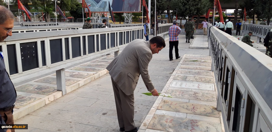 دکتر مشهدی سرپرست مدیریت امور پردیس های استان قزوین به همراه تنی چندازاساتید ،کارکنان ودانشجو معلمان آن دانشگاه درمراسم غبار روبی مزار شهدا به مناسبت هفته دفاع مقدس شرکت کردند. 4