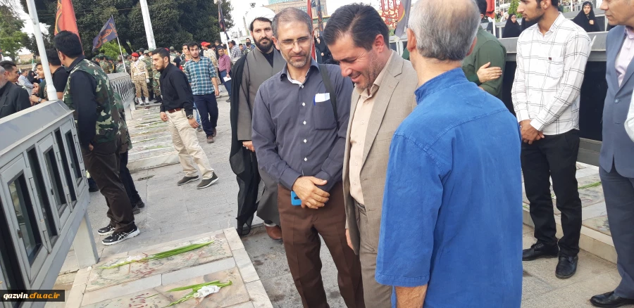دکتر مشهدی سرپرست مدیریت امور پردیس های استان قزوین به همراه تنی چندازاساتید ،کارکنان ودانشجو معلمان آن دانشگاه درمراسم غبار روبی مزار شهدا به مناسبت هفته دفاع مقدس شرکت کردند. 6