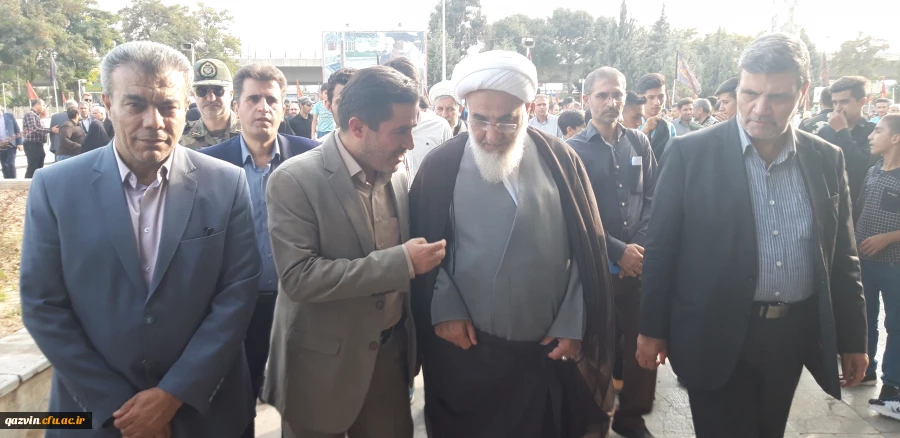 دکتر مشهدی سرپرست مدیریت امور پردیس های استان قزوین به همراه تنی چندازاساتید ،کارکنان ودانشجو معلمان آن دانشگاه درمراسم غبار روبی مزار شهدا به مناسبت هفته دفاع مقدس شرکت کردند. 7