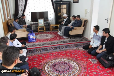 دیدار مسئولین ودانشجویان پردیس شهیدرجایی قزوین با خانواده شهید نیروی انتظامی 

دکتر مشهدی سرپرست مدیریت امور پردیس های استان قزوین به همراه دانشجویان عضوکانون ایثار پردیس شهیدرجایی قزوین با خانواده شهیدسرافراز نیروی انتظامی شهید محمدکشاورز ترک دیدار وگفتگوکردند.