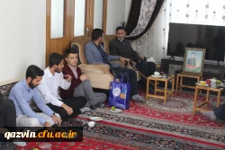 دکتر مشهدی سرپرست مدیریت امور پردیس های استان قزوین به همراه دانشجویان عضوکانون ایثار پردیس شهیدرجایی قزوین با خانواده شهیدسرافراز نیروی انتظامی شهید محمدکشاورز ترک دیدار وگفتگوکردند. 4