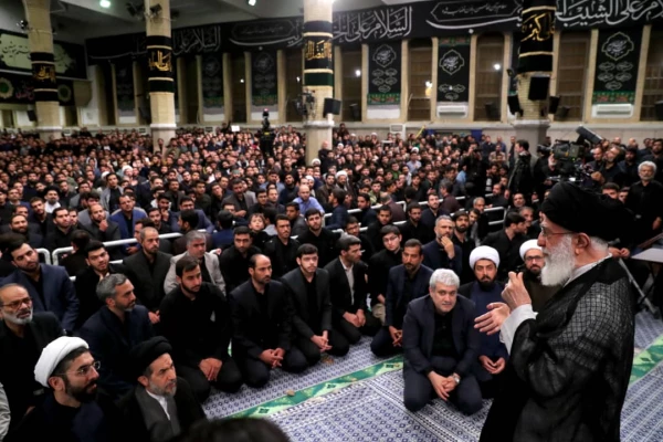 40نفر ازدانشجویان عضو هیئت مذهبی دانشگاه فرهنگیان قزوین دردیدار هیئات دانشجویی سراسر کشور با حضرت آیت الله خامنه ای درروز اربعین حضور یافتندوبامعظم له دیدار کردند. 2