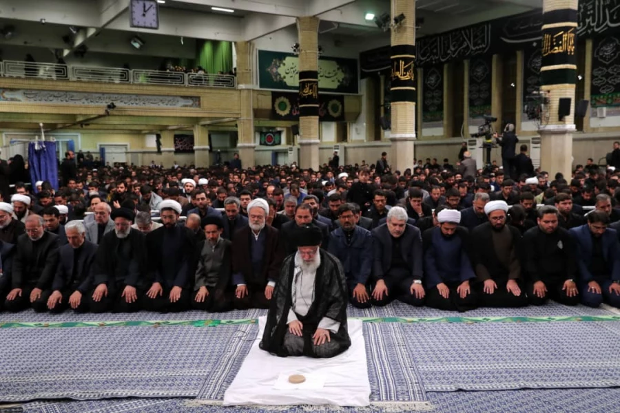 40نفر ازدانشجویان عضو هیئت مذهبی دانشگاه فرهنگیان قزوین دردیدار هیئات دانشجویی سراسر کشور با حضرت آیت الله خامنه ای درروز اربعین حضور یافتندوبامعظم له دیدار کردند. 4