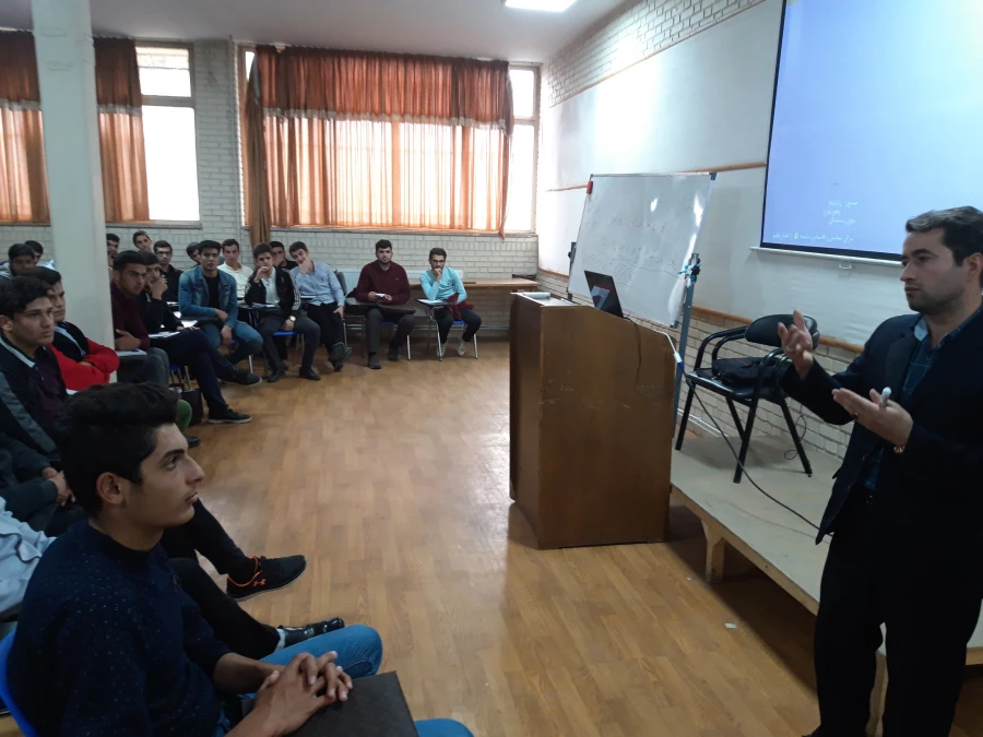 دراجرای دستورالعمل اجرای کلاس های غیرحضوری این کلاس ها درسه ماده درسی طول ترم جاری در دانشگاه فرهنگیان استان قزوین برگزار می گردد. 4