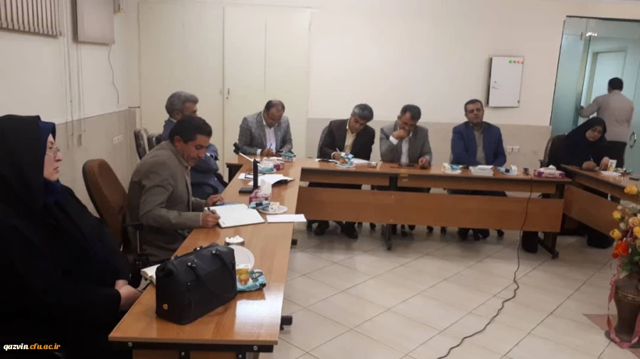 دکتر مشهدی مدیر امور پردیس های استان قزوین طی سه نشست متوالی تخصصی با مدیران گروه واعضای گروه های آموزشی پردیس ها دیدار وگفت وگوکرد 2