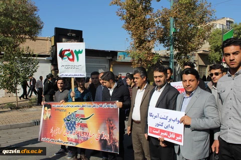  دانشجویان اساتید وکارکنان دانشگاه فرهنگیان استان قزوین درمراسم روز ملی مبارزه بااستکبار جهانی پرشور وباشکوه حضور یافتند وفریاد مرگ برآمریکا سردادند. 5