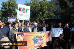  دانشجویان اساتید وکارکنان دانشگاه فرهنگیان استان قزوین درمراسم روز ملی مبارزه بااستکبار جهانی پرشور وباشکوه حضور یافتند وفریاد مرگ برآمریکا سردادند. 2