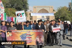  دانشجویان اساتید وکارکنان دانشگاه فرهنگیان استان قزوین درمراسم روز ملی مبارزه بااستکبار جهانی پرشور وباشکوه حضور یافتند وفریاد مرگ برآمریکا سردادند. 3