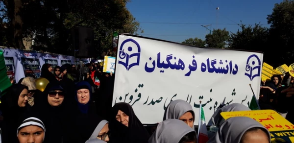  دانشجویان اساتید وکارکنان دانشگاه فرهنگیان استان قزوین درمراسم روز ملی مبارزه بااستکبار جهانی پرشور وباشکوه حضور یافتند وفریاد مرگ برآمریکا سردادند. 10