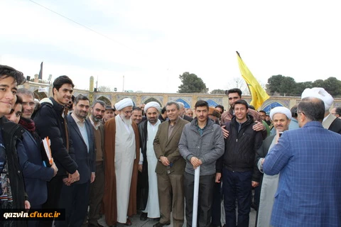 مسئولین ودانشجویان دانشگاه فرهنگیان استان قزوین درمراسم غبارروبی مزارشهدا به منسبت آغاز دهه مبارک فجر شرکت کردند. 8