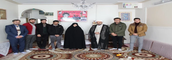  به مناسبت میلاد حضرت زهرا (س) مسئولین ودانشجویان پردیس شهید رجایی قزوین بامادر بزرگوار شهید علی جهانشاهی دیدار وگفتگو کردند. 2