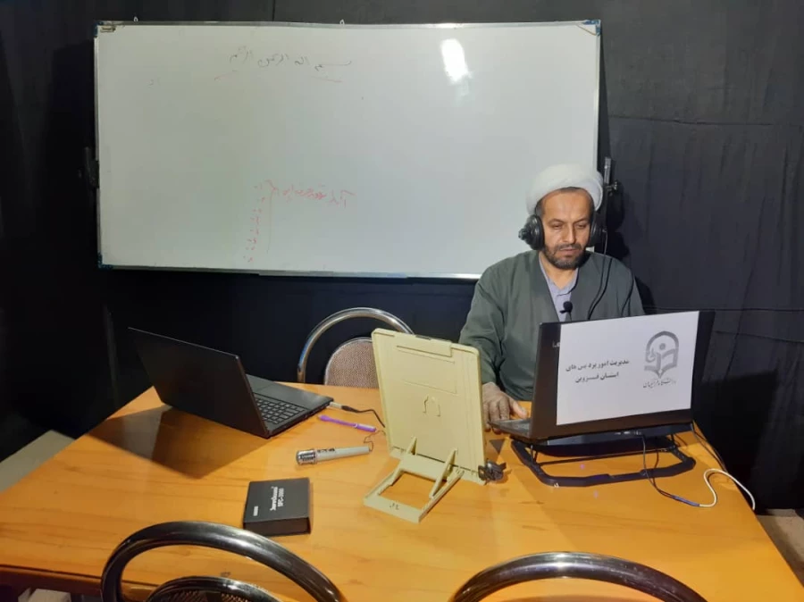 محتوای آموزشی مجازی توسط اساتید دانشگاه فرهنگیان قزوین دراستودیو پادکست آن دانشگاه ضبط وجهت استفاده دانشجویان درکانال فضای مجازی مربوطه بارگذاری شد.  3