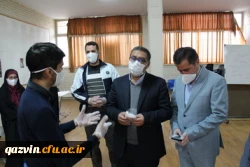 بازدیددکتر انصاری راد معاون دانشجویی دانشگاه فرهنگیان کشوربه همراه دکتر اصغری مدیر کل آموزش وپرورش استان قزوین  ازروند تولید ماسک وشیلد محافظ دردانشگاه فرهنگیان استان قزوین  5