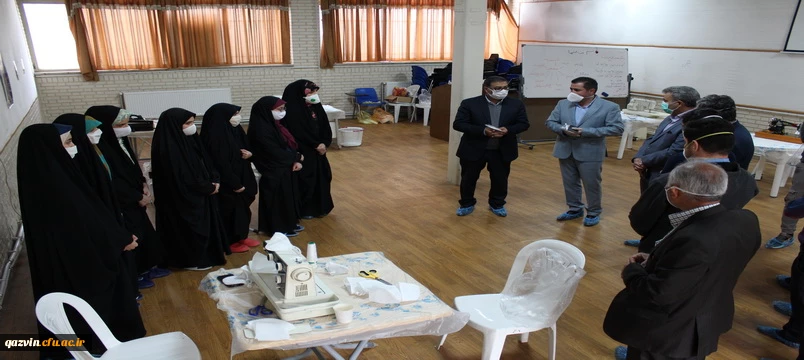 بازدیددکتر انصاری راد معاون دانشجویی دانشگاه فرهنگیان کشوربه همراه دکتر اصغری مدیر کل آموزش وپرورش استان قزوین  ازروند تولید ماسک وشیلد محافظ دردانشگاه فرهنگیان استان قزوین  7
