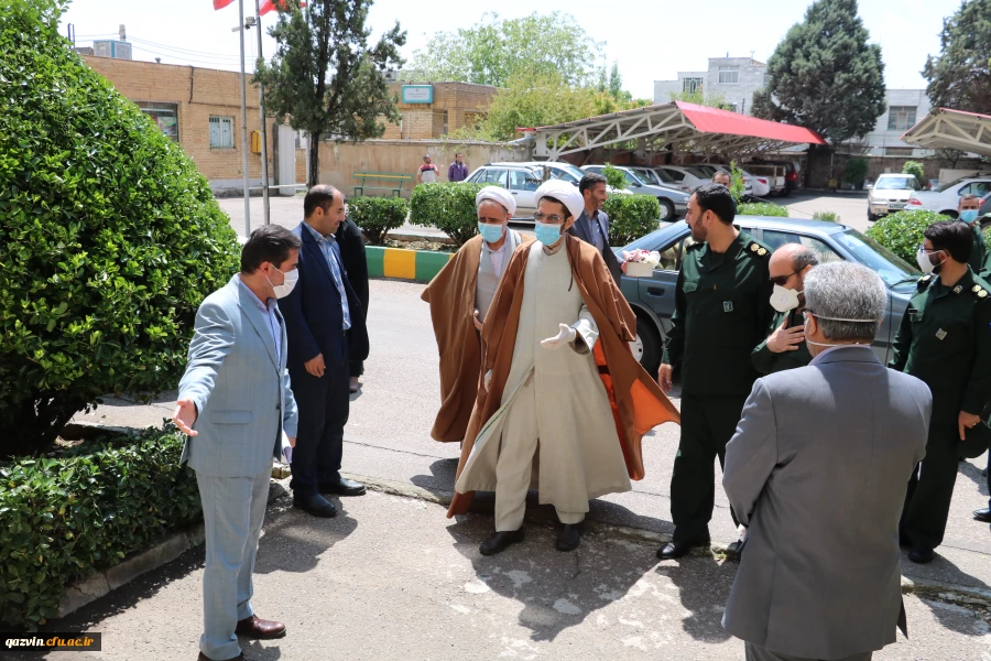  حضور مسئول محترم نمایندگی ولی فقیه در سپاه صاحب الامر (عج) استان قزوین به همراه جمعی از فرماندهان سپاه پاسداران و بسیج استان قزوین به مناسبت  هفته ی گرامیداشت مقام معلّم در دانشگاه فرهنگیان استان قزوین 2