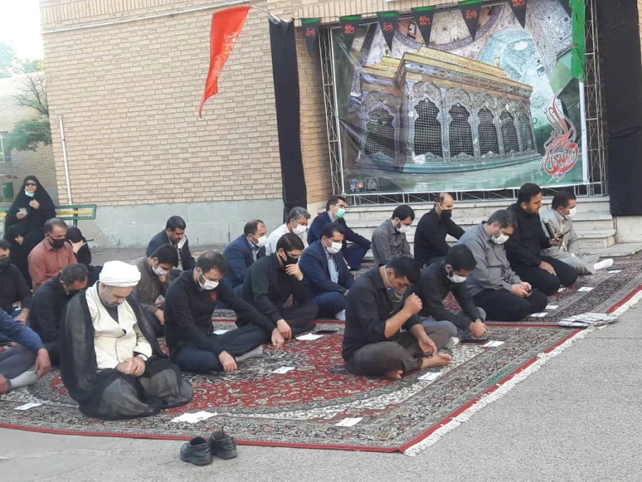 مراسم سوگواری اباعبدالله الحسین (ع) با شرکت کارکنان دانشگاه برگزار شد. 2