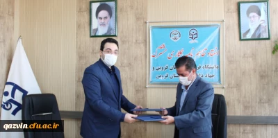 دکتر حمیدرضا مشهدی در جلسه انعقاد تفاهم نامه همکاری مشترک با جهاد دانشگاهی استان:

به دنبال تفاهم نامه نمادین نیستیم : هدف دانشگاه، اصلاح سبک زندگی دانشجو معلمان به سوی سبک اسلامی – ایرانی است.