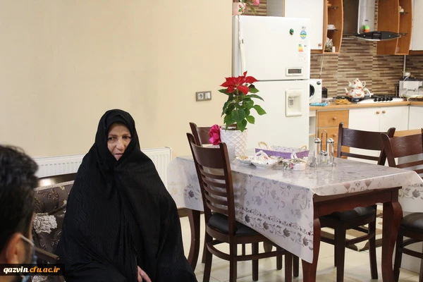 صبر و استقامت، ویژگی اصلی مادران و همسران شهدا  است.
 2