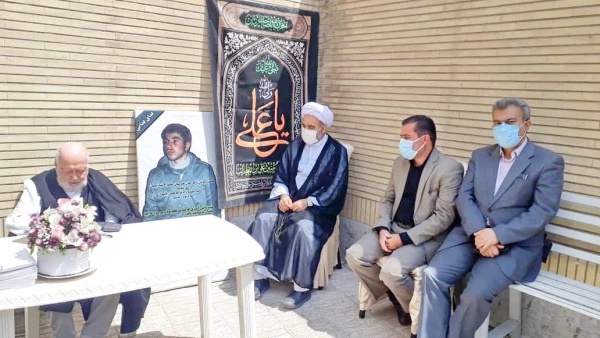 تکریم جایگاه اساتید پیشکسوت و بهره گیری از تجارب آنان، اصل موکد است. 4